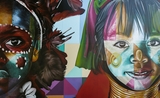 Deux portraits de femmes sur un mur (street art ethnique)