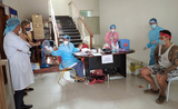 des étrangers se font vacciner à Siem Reap 