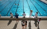 Les juges prennent des notes lors du Championnat de natation synchronisé de Nouvelle-Calédonie à Nouméa 