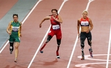3 athlètes paralympiques en pleine course
