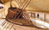 La barque solaire de Khéops est arrivée au Grand musée égyptien du Caire