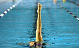 La pointe de pied d'un nageuse de natation synchronisée des Naiades de Nouméa