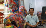 Srey Bandaul devant des sculptures Credit Vuthyra Thang