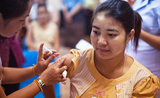 cdc-Une jeune femme asiatique se fait vacciner