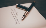 Un stylo posé sur un testament pour préparer sa succession 