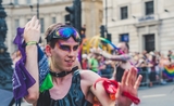 Un homme maquillé aux couleurs du drapeau pansexuel durant une Pride de Londres