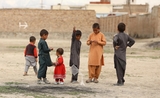 Six enfants dans les rues de Kaboul, en Afghanistan