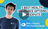 homme sur fond bleu présentant les 5 meilleurs assurances santé pour les expatriés