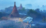 Des pagodes de Mrauk U dans la brume matinale de l'Arakan en Birmanie