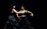Les danseuses Ny Lai à gauche et Khun Sreynuch de la compagnie de danse New Cambodian Artists répètent l'une de leurs dernières chorégraphies Photo Yeng Chheangly