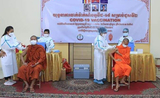 Moines bouddhiste se faisant vacciner