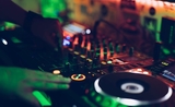 La platine d'un DJ en train de jouer dans un club de Londres