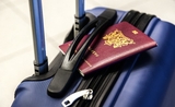 un passeport français sur une valise 