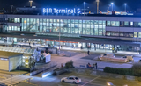 Le terminal 5 de l'aéroport BER vu de nuit