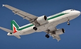 Avion volant dans le ciel de la compagnie Alitalia ITA