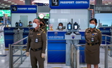 Des policiers de l'Immigration a l'aeroport de Bangkok