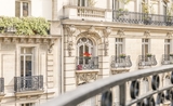 bâtiment parisien avec balcon  