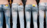 Des mannequins de dos avec des jeans taille basse