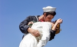 Un marin de retour à terre qui embrasse sa fiancée