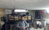 Sofian Achab dans son atelier