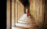 alexander-Un moine déambulant dans les galeries d'Angkor