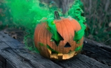 Citrouille d'Halloween endiablée et ses fumigènes verts. 
