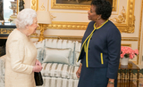 la reine et la présidente de la Barbade 