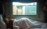 femme dormant dans un train