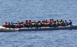 Migrants traversant la mer dans une embarcation de fortune