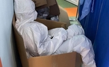 Photo du jour : Infirmière épuisée se reposant dans une boîte en carton à l'hôpital