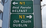 panneaux indiquant Belfast et Dublin