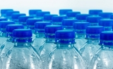 des bouteilles d'eau en plastique
