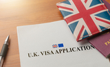 Un étudiant remplit sa demande de visa pour l'Angleterre