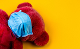 Un ours en peluche porte un masque chirurgical pendant la pandémie de Covid-19
