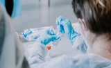 Biogroup laboratoire une femme pratique des tests Covid