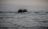 des migrants sur une embarcation pneumatique dans l'eau 