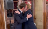 Embrassade entre E. Macron et A. Merkel