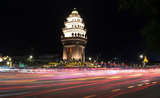 Monument de l'indépendance à Phnom Penh la nuit 2