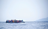 réfugiés sur un bateau mer Méditerranée