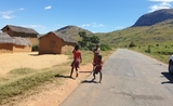 Une vue sur un village de Madagascar et des habitants