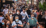 une rue de Sitges, en Catalogne, bondée de personnes portant le masque hygiènique