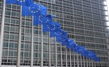 drapeaux européens devant la commission européenne