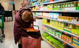 une personne agée dans un supermarché en Espagne