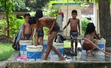 des enfants jouant avec l'eau au tamil nadu