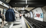 Des personnes marchent sur le quai du métro londonien