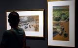 Une femme en train de regarder des tableaux dans un musée