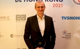 Thierry Neveux posant avec son Trophée lors de la cérémonie à la Résidence de France @ConsulatHK