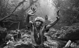 un indien d'amazonie dans la forêt