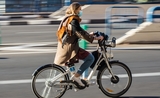 une femme sur un vélo électrique à Madrid