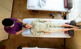  massages types Chine : un homme allongé sur une table de massage se fait masser à Shangai